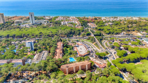 Bright and spacious two bedroom, ground floor apartment located in the prestigious Pino Golf community, Elviria