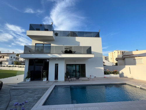 Luxury Villa Just 5 Minutes’ Walk from Benalmádena Beach and Puerto Marina